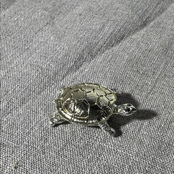 Silvertone Turtle Brooch Red eyes. WA490 - Picture 2 of 6